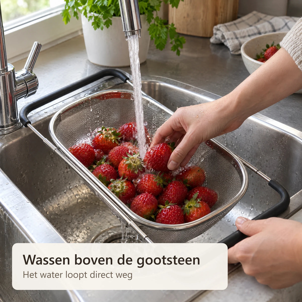 Aardbeien worden onder de kraan gewassen in het vergiet