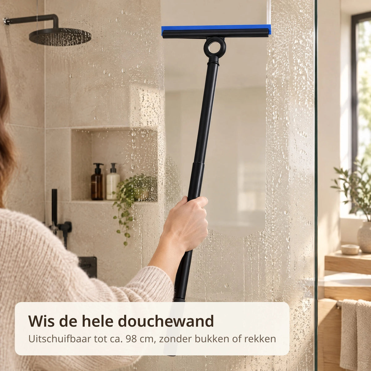 Uitschuifbare douchewisser met uitgeschoven steel wist een glazen douchewand droog