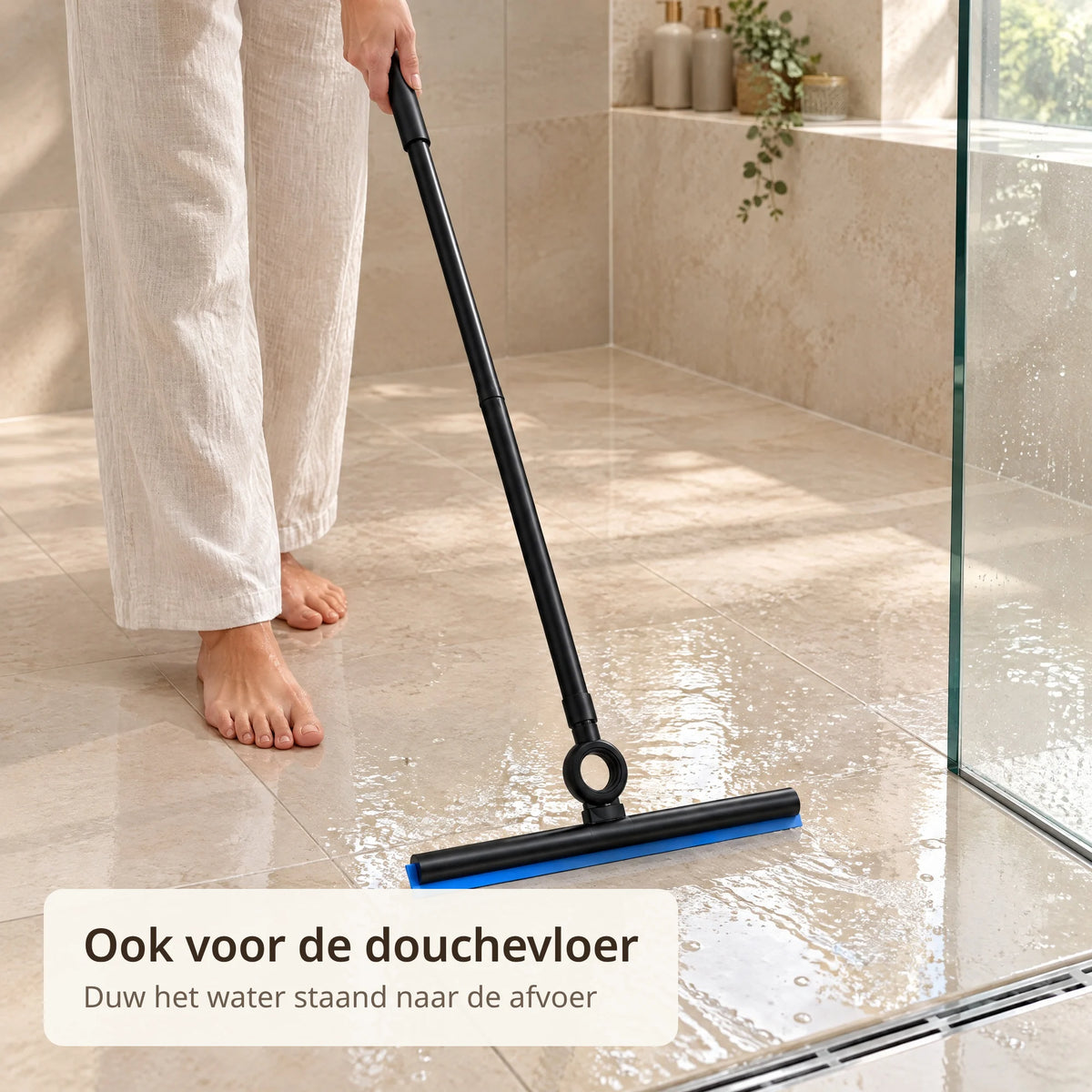 Douchewisser met telescoopsteel duwt water over de douchevloer naar de afvoer