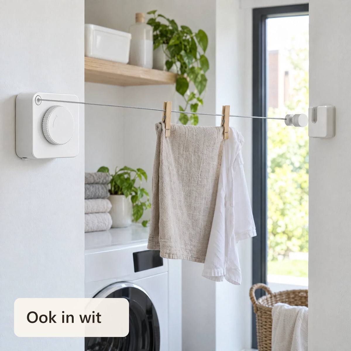 Witte waslijnhouder aan een witte muur