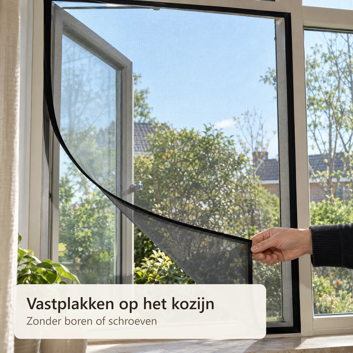 Het gaas wordt langs het raamkozijn vastgedrukt