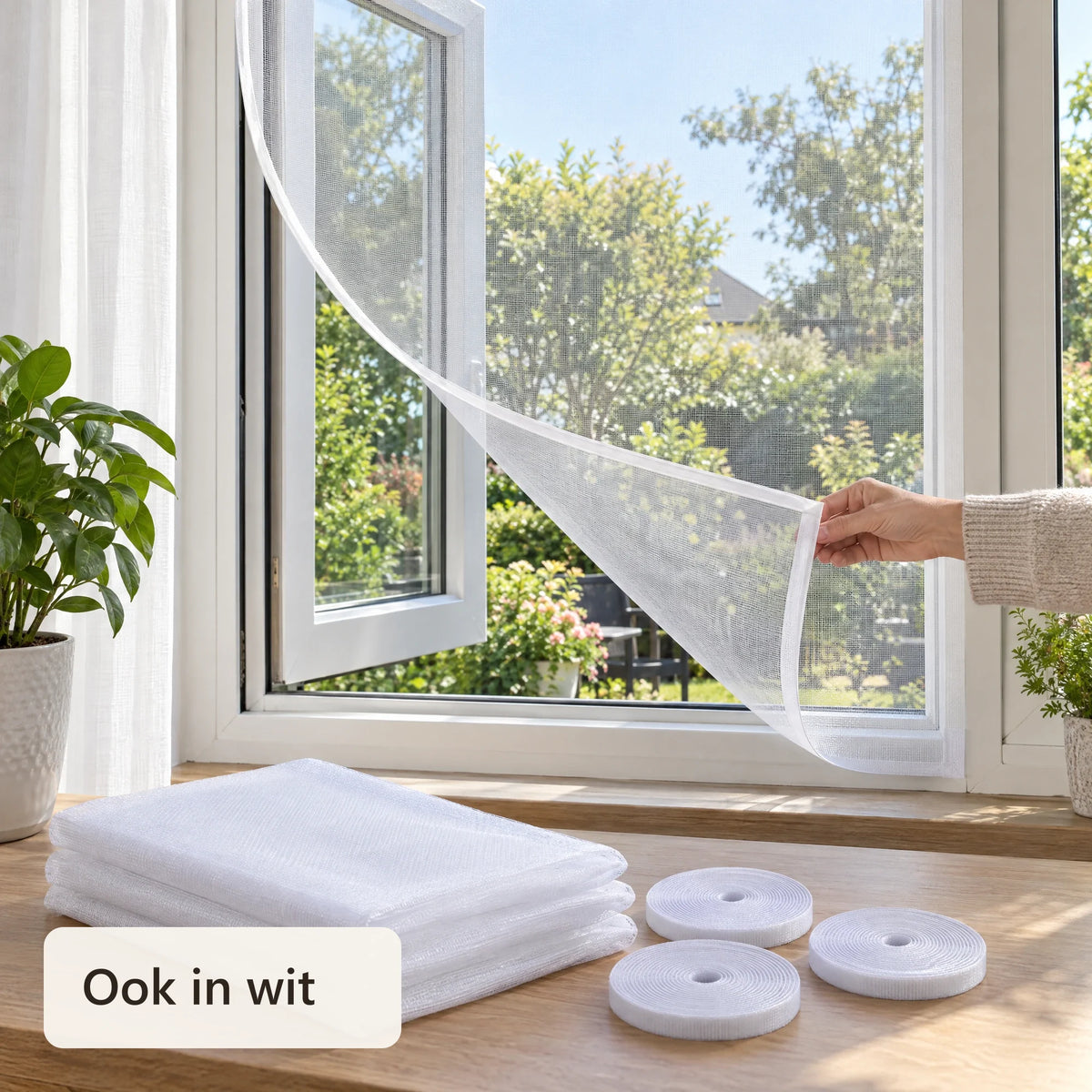 Wit vliegengaas op een wit raamkozijn