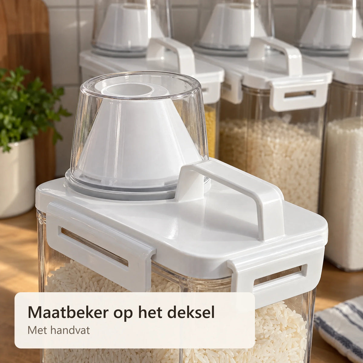 Close-up van het deksel met maatbeker en handvat
