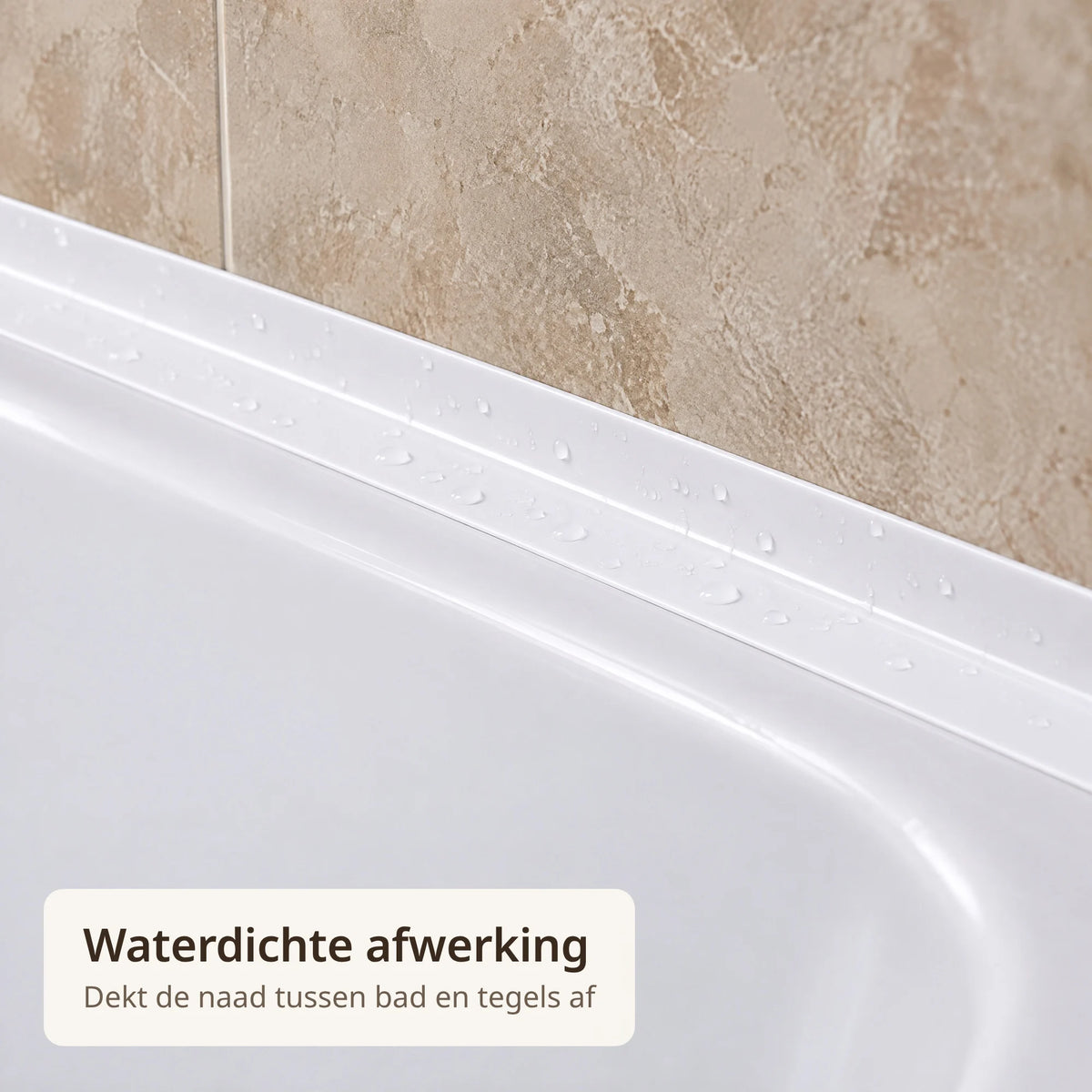 Close-up van de witte kitstrip in de hoek tussen bad en tegelwand met waterdruppels erop