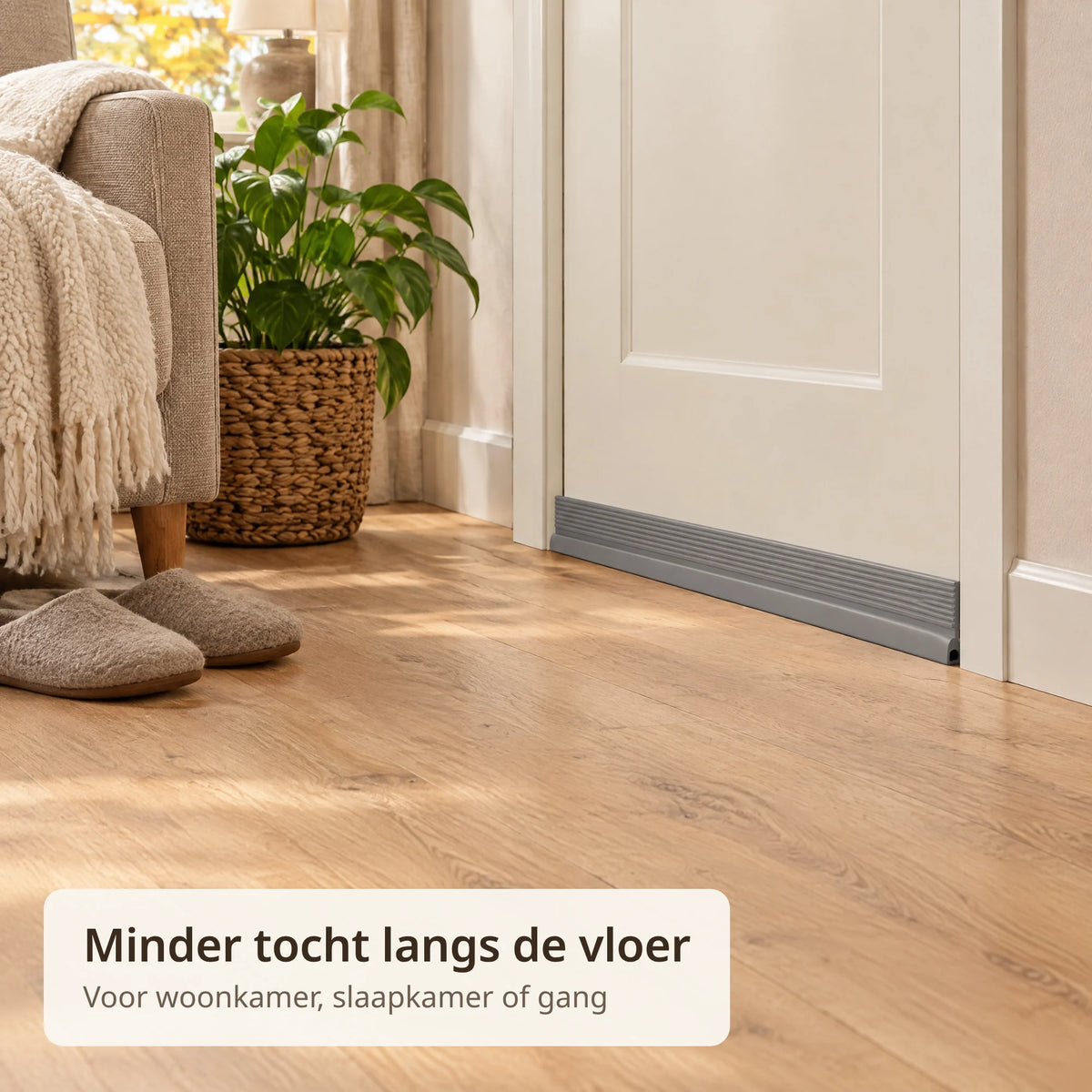 Woonkamer met gesloten witte deur waar de grijze tochtstrip de kier onder de deur sluit